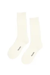 Par de medias largas de tejido acanalado en color blanco, con el nombre de la marca estampado en el empeine.