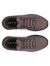 Championes de entrenamiento Under Armour Flow Dynamic, color violeta oscuro con detalles en verde neón. Presentan una parte superior de tejido IntelliKnit transpirable, refuerzo lateral de TPU para mayor estabilidad y entresuela Flow de una sola pieza que ofrece amortiguación reactiva y tracción superior sin suela de goma tradicional.