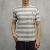 Remera de algodón a rayas horizontales grises y blancas, con logo bordado en el pecho.