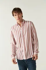 Camisa de mangas largas con estampado a rayas verticales en tonos verde oliva, blanco y azul. Corte regular y logo bordado en el pecho. Confeccionada en viscosa.