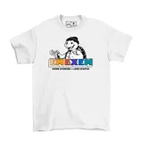 Remera blanca de algodón con estampa frontal que presenta una tortuga con gorro usando un aerosol, acompañada por el logo de la marca y la frase More Stories Less Status.