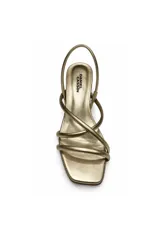 Sandalias de taco bajo cuadrado color negro, con tiras tubulares cruzadas en el empeine y tira ajustable en el talón.