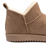 Botas cortas color beige con interior de piel sintética color crema. Suela de goma con diseño dentado.