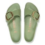 Sandalia Birkenstock modelo Madrid Big Buckle, color verde té, con una sola tira ancha de acabado brillante y una hebilla grande metálica dorada. Presenta plantilla anatómica de corcho y suela de goma negra.