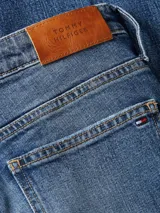 Pantalón jean de corte bootcut y talle medio, confeccionado en tejido denim ligeramente elástico.