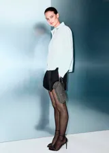 Camisa de popelín de algodón en color blanco, de corte recto y diseño clásico. Presenta cuello camisero con detalle de cristales decorativos, cierre frontal de botones ocultos y mangas largas con puños abotonados.