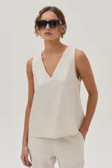 Musculosa color crema de lino metalizado con escote en V y sin mangas.
