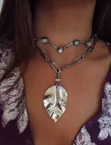 Gargantilla plateada con forma de V invertida, con apliques de nácar redondos.