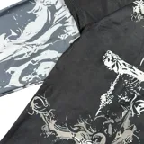 Remera de manga larga con diseño de doble capa, que combina una remera de manga corta negra con estampado gráfico gótico en el frente y mangas largas integradas con estampado abstracto en tonos grises.