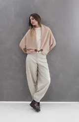 Pantalón de gabardina de algodón suavizada con corte bagui balloon, presenta detalle de cortes en forma de medialuna en la parte trasera con pespuntes en contraste, doble bolsillo superpuesto, cierre de metal y botón metálico con logo de la marca.