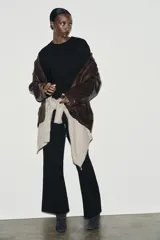 Pantalón de tiro alto con corte ancho y recto, confeccionado en tejido de punto elástico y flexible con cintura elástica.