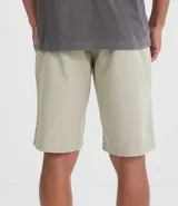 Bermuda de sarga color blanco, de corte recto y diseño básico con bolsillos laterales y traseros.