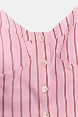 Top rosado a rayas verticales marrones, con escote en pico, tirantes finos ajustables, pliegues en el bajo y cierre frontal con botones.