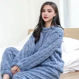 Conjunto de pijama de dos piezas confeccionado en plush suave con textura de ochos. Incluye una remera de manga larga con cuello redondo y un pantalón de corte recto con cintura elástica.