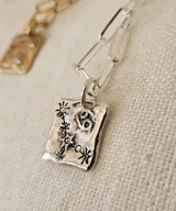 Collar de plata 950 con cadena de eslabones alargados y dije rectangular con textura irregular inspirada en la superficie lunar.