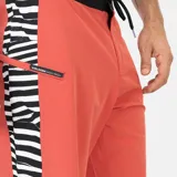 Short de baño rojo con cintura negra y cordón de ajuste.