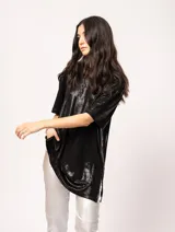 Remera blanca oversized de tela elastizada con tajos laterales y escote redondo.