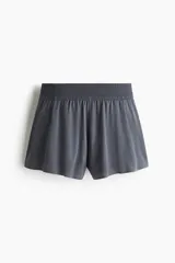 Short deportivo gris de doble capa, con cintura elástica fruncida y diseño holgado.