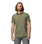Camisa de manga corta Columbia, color verde oliva, con cuello clásico, cierre frontal de botones y dos bolsillos frontales en el pecho. Presenta un diseño técnico con ventilación en la espalda, ideal para actividades al aire libre.