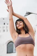 Top de bikini entero color visón, de lycra premium, con breteles regulables y copas desmontables.