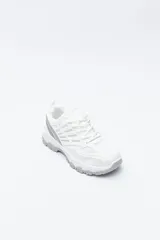 Zapatilla deportiva de estilo trekking con diseño técnico y urbano. Presenta una estructura combinada de paneles de malla y piezas de poliuretano, con sistema de cordones integrado y suela robusta con relieve para mayor estabilidad.