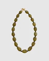 Collar de cuentas ovaladas de resina con efecto marmolado en tonos marrones, unido por pequeñas esferas y cierre metálico dorado.