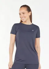 Camiseta deportiva color borgoña, de tejido transpirable y secado rápido.
