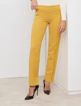 Pantalón de vestir marrón chocolate, marca Zac & Rachel, de corte recto. Presenta bolsillos metálicos simulados en la parte delantera y bolsillos ojal simulados en la parte trasera.