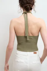 Top halter negro de punto acanalado con cuello halter y abertura en forma de gota en el centro del pecho.