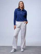 Pantalón jogger color beige con estampado de lunares multicolores, de algodón soft con pretina ancha elastizada, bolsillos inclinados y pierna ancha.