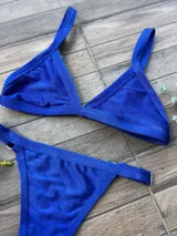 Conjunto de bikini azul eléctrico, con corpiño triangular fijo y bombacha colaless regulable.