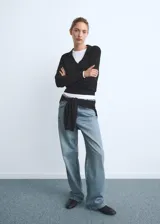 Jeans de tiro medio con diseño recto y clásico de cinco bolsillos, cierre de botón y cremallera, confeccionados en tejido de algodón estilo vaquero.