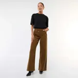 Pantalón de twill color marrón, de corte recto y tiro alto, con un diseño distintivo de cintura cruzada y cierre asimétrico.