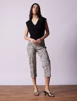Pantalón capri de gabardina elastizada estampada, marca Zac & Rachel, con pretina ancha elastizada.