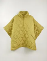 Poncho acolchado color vino tinto, con cuello alto y cierre frontal parcial. Presenta un patrón de costuras capitoné en forma de hoja o diamante y bolsillos delanteros.