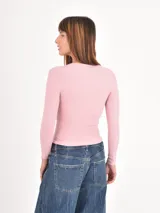 Remera de manga larga con diseño de rayas horizontales finas en blanco y negro, cuello redondo y corte ajustado.