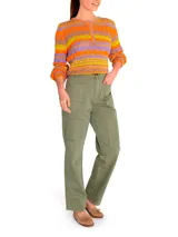 Pantalón estilo cargo de tiro alto, confeccionado en algodón orgánico. Presenta diseño con detalles de patchwork en dos tonalidades de verde, cierre tradicional, bolsillos frontales y refuerzos en las rodillas.