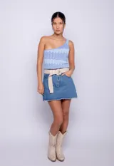 Top asimétrico de tejido de punto a rayas zig zag en tonos celeste y azul. Es sin mangas y cuenta con un solo tirante en el hombro.