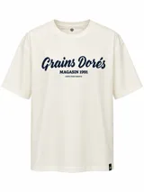 Remera oversize de color blanco marfil con estampado frontal en azul marino de tipografía cursiva y texto complementario. Presenta cuello redondo y mangas cortas.