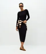 Vestido midi de punto acanalado en color marrón chocolate, con cuello barco y mangas largas. Presenta un corte ajustado al cuerpo y una textura de malla fina.