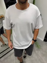 Remera de corte oversize confeccionada en tejido tipo waffle, con cuello redondo y mangas cortas.