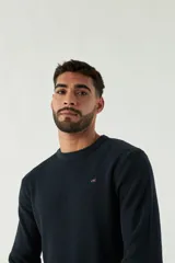 Sweater azul marino de punto con cuello redondo, mangas largas y logo bordado en el pecho.