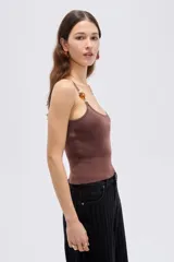 Musculosa de viscosa al cuerpo con cuello redondo y breteles finos decorados con cuentas.
