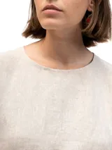 Remera beige de lino con mangas cortas y corte holgado.