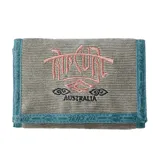 Billetera Rip Curl de pana color gris, con bordado frontal en tonos rosado y negro, y ribetes de tela azul con patrones geométricos.