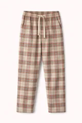 Pantalon de pijama de corte recto, confeccionado en tela de franela con estampado de cuadros en tonos beige, naranja y gris. Cuenta con cintura elástica con cordón de ajuste y bolsillos laterales.