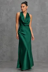 Vestido largo de fiesta color verde oscuro, confeccionado en satén, con cuello halter drapeado, espalda descubierta y diseño semi evasé.