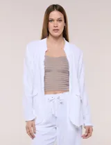 Chaqueta blanca de algodón, marca Dash, con bolsillos delanteros simulados y terminación desflecada en los bordes.