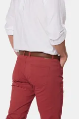 Pantalón de gabardina de corte recto y cinco bolsillos, con diseño liso y trabillas para cinturón.