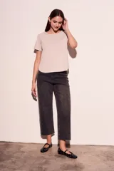 Remera color crudo de algodón peinado, de corte recto y mangas cortas. Presenta cuello redondo con detalle de cadena metálica dorada.